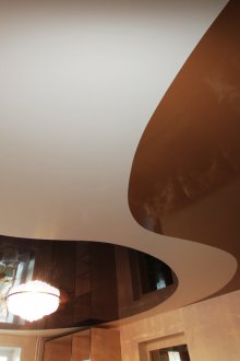 Двуцветен бяло-кафяв таван