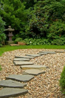 자갈 돌 정원 경로