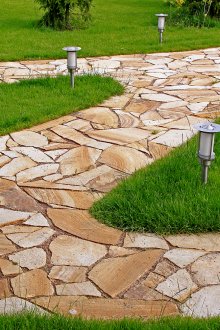 조명이 있는 돌 산책로