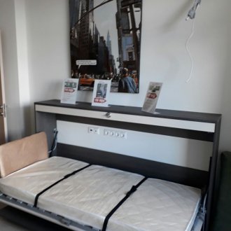 Тясно легло