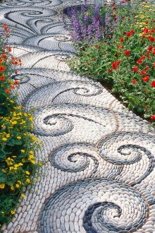 다채로운 돌의 바다 패턴이 있는 원래 정원 경로