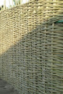 여름 거주지를위한 높은 고리 버들 울타리