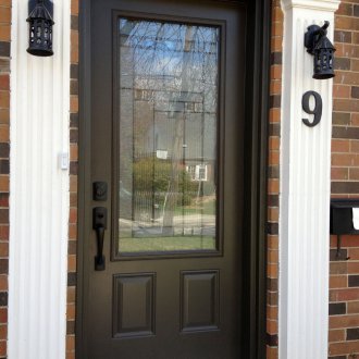 Черен номер на вратата на апартамента