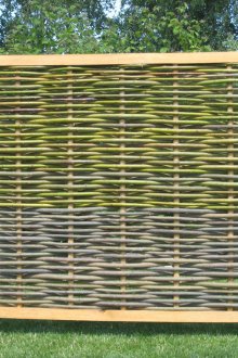 코티지 프레임의 고리 버들 울타리