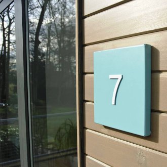 Квадратна табела с номер на апартамент