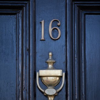 Стая на вратата в матово злато