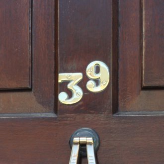 Завинтено на номер на вратата