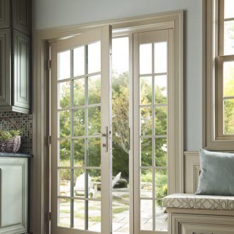 Светло бежова врата в интериора