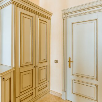 Ярка класическа врата в интериора