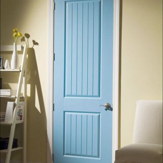 Светлосиня врата в интериора