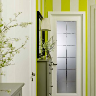 Ярка врата в модернистичния интериор