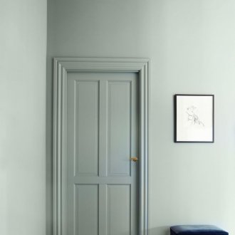 Врата в пастелен цвят в интериора