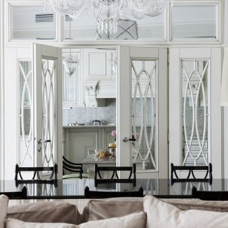 Ярка люлееща се врата в интериора