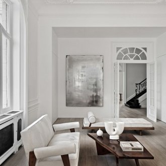 Ярка врата с горен разширител в интериора