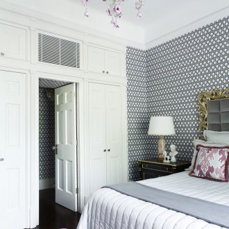 Светла врата в интериора на спалнята