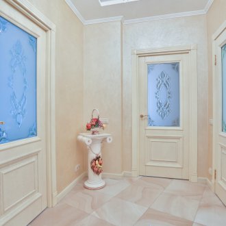 Светла врата със стъкло в интериора