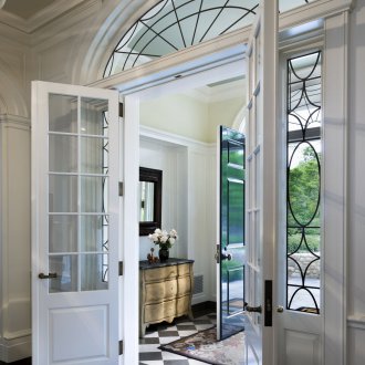 Ярка витражна врата в интериора