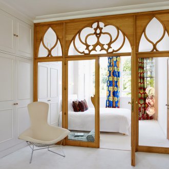 Ярка врата в ориенталски стил в интериора