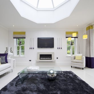 Лъскав под в хола