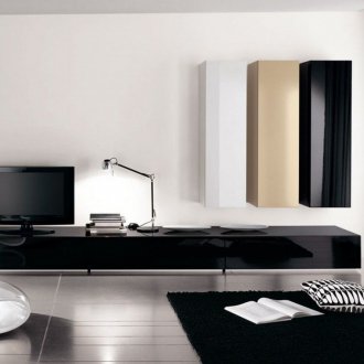 Лъскава стена в хола