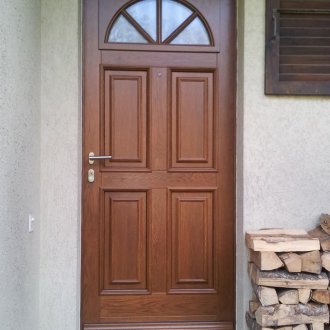 МДФ входна врата към къщата