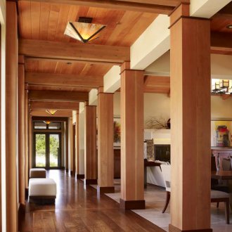 Дървен таван в коридора