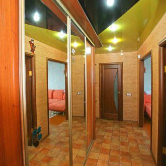 Двуцветен окачен таван в коридора