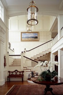 Висок таван в коридора