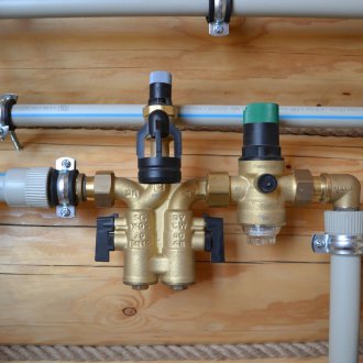 Pengedaran paip untuk bekalan air di dalam rumah