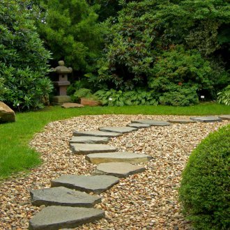 Пясъчна чаша с камъни