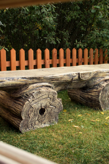 정원이나 여름 별장을 위한 오래된 나무 모양의 벤치