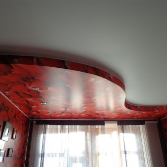 Опънат червен таван с фотопечат
