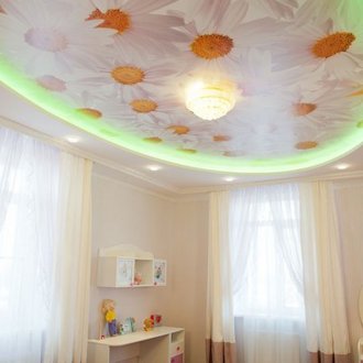 Опънат таван с фотопечат на маргаритки