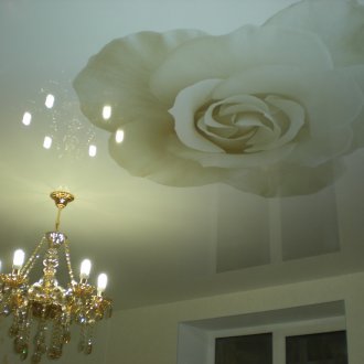 Опънат таван с розов печат на снимки