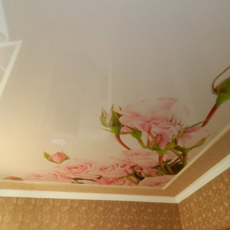 Опънат таван с фотопечат в спалнята