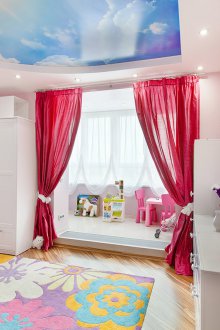 Таванът с фотопечат в детската стая за момичето