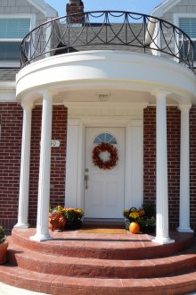 Полукръгла каменна веранда на къщата