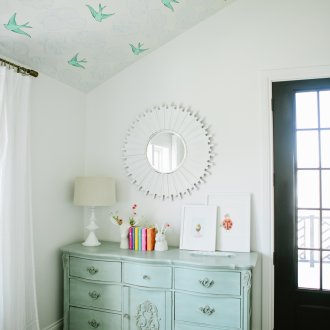 Тавански таван в детската стая за момичето