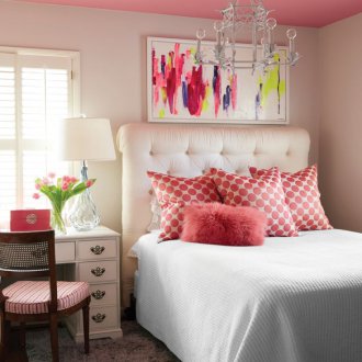 Матов таван в детската стая за момичето