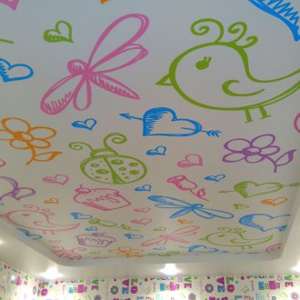 Опънат таван в детската стая за момичето