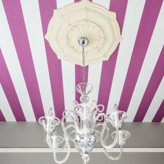 Ивици на тавана в детската стая за момичето