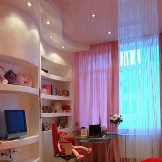 Прожектори на тавана в детската стая за момичета