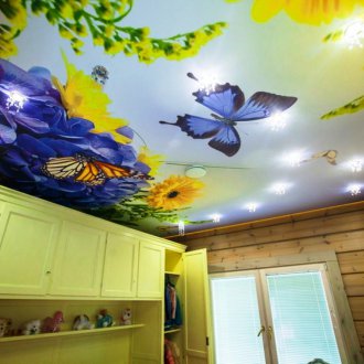 Светъл таван в детската стая за момичето