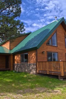 Дървена веранда на просторна селска къща