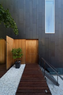 Веранда на къща с декоративно дърво