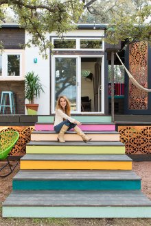 Многоцветна дървена веранда на къщата