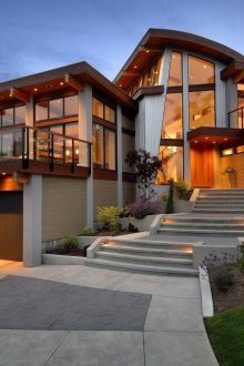 Осветена веранда на голяма къща