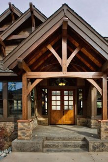 Красива веранда на едноетажна къща