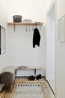 Малко коридорче с рафтове