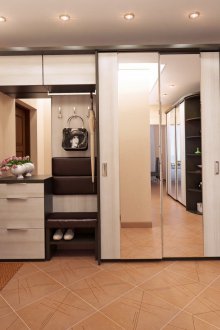 Шкаф в малък коридор